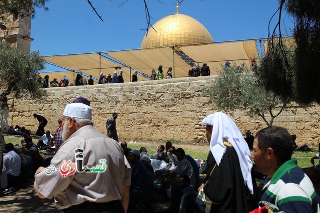 القدس:  أكثر من 300 ألف مصلي ادوا اليوم صلاة الجمعة الثالثة من شهر رمضان المبارك